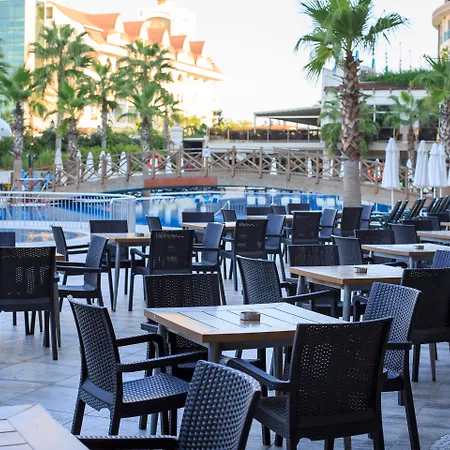 Crown Palace Ultra 5* Side