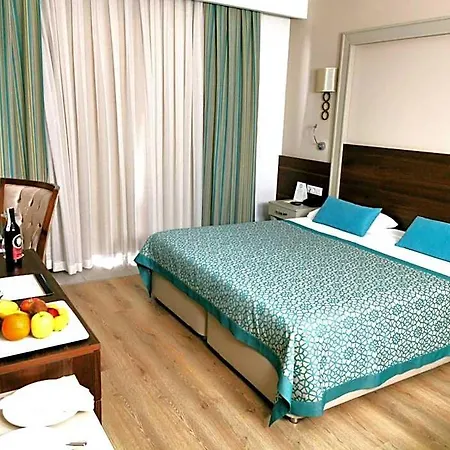 Crown Palace Ultra 5* Side