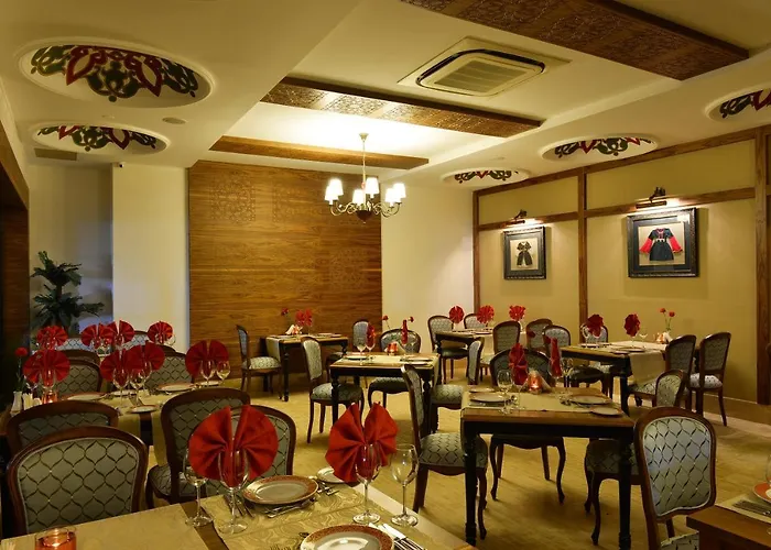 Crown Palace Ultra 5* Side