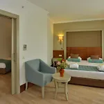 Crown Palace Ultra